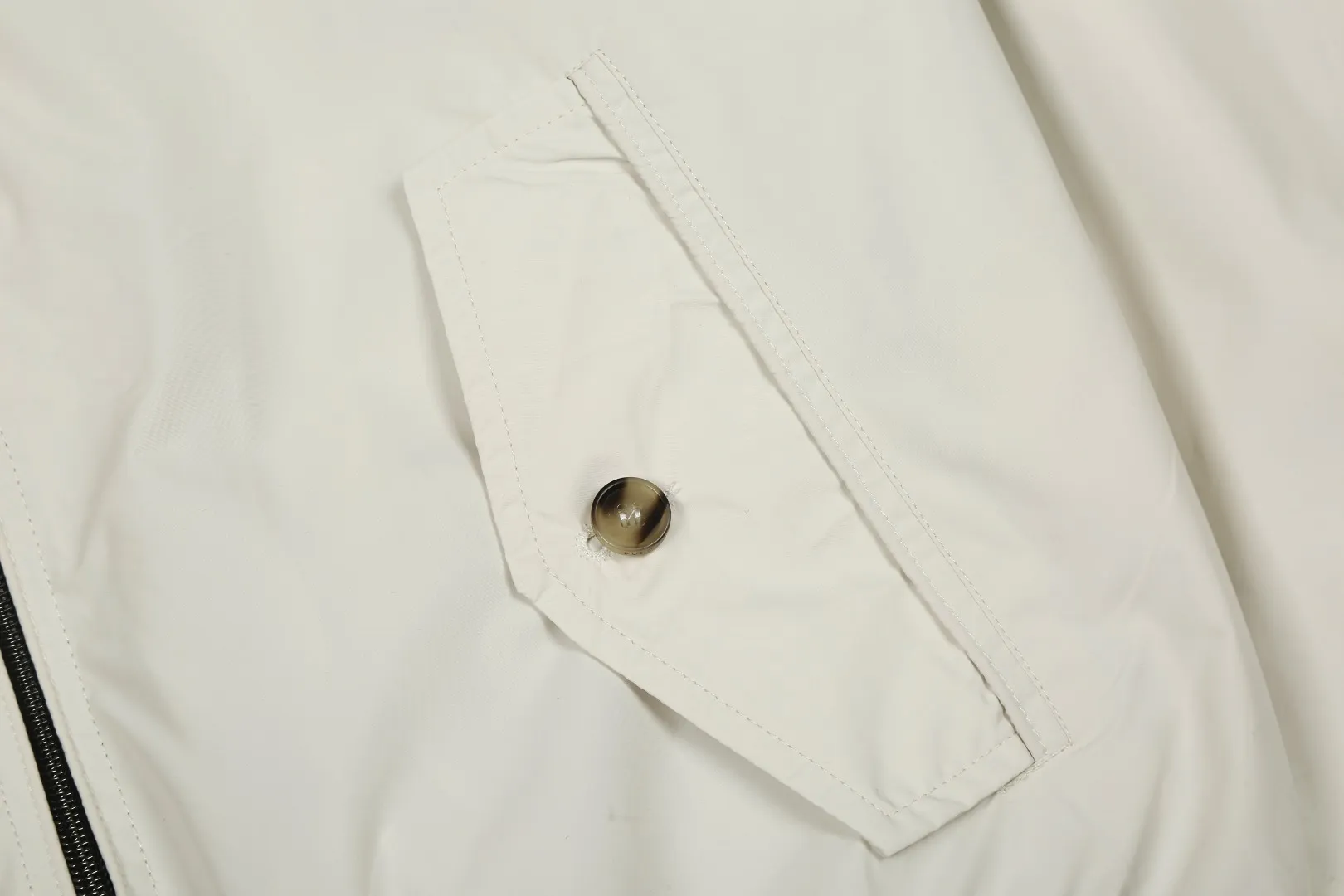P320 White background picture [Evergreen all year round] Style number: 25025# (on sale all year round) Color: black/light card/gray white Size: S to XL - Ralph Lauren/Ralph Lauren SS25 new double-layer windproof and water-repellent classic old cadre style light casual jacket - double-layer design same color inside and outside S237 high-density micro-water-repellent craft fabric (100% T) ✅ | - Custom-woven double-layer rabbit velvet needle thread, non-market wrong version of mercerized cotton ✅ - Customized two-color webbing strip on the back collar, with zipper side pockets inside ✅ - POLO brand zipper, genuine leather zipper piece, dark and light two-color buttons ✅ - RL25SS new jacket The fabric is made of lightweight polyester fiber, windproof and waterproof, more lightweight, suitable for traveling or daily outdoor sports, simple line design and wide and neat tailoring, unisex style for both men and women Good for commuting, classic and durable